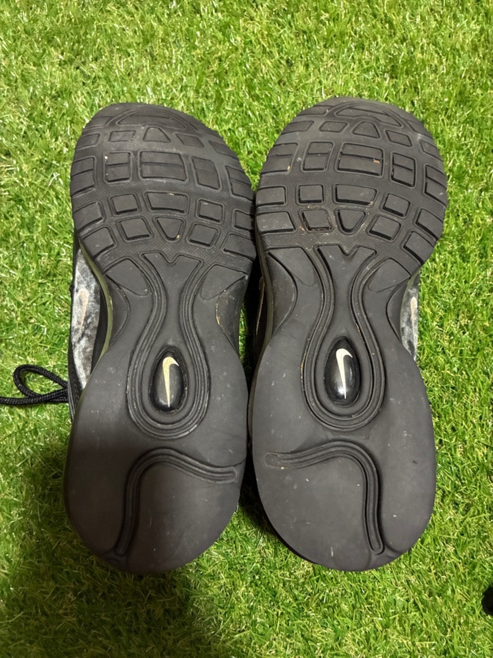 Nike Men's Black Sneakers with Subtle Metallic Swoosh - Picture 7 of 7